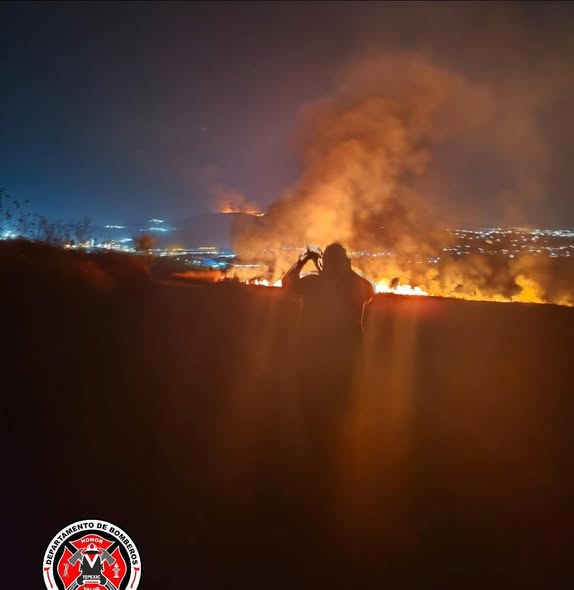Protección Civil y Bomberos de Tepeji del Río atienden incendio de pastizal en Cantera de Villagrán