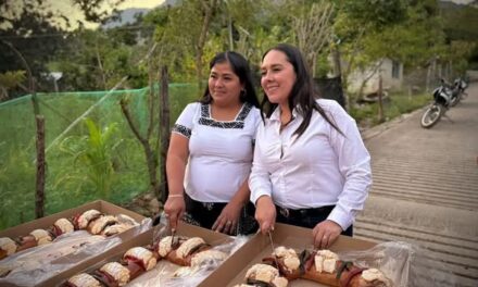 Yocelyn Tovar visita Huehuetla, comparte rosca de reyes con los habitantes de Santa Inés
