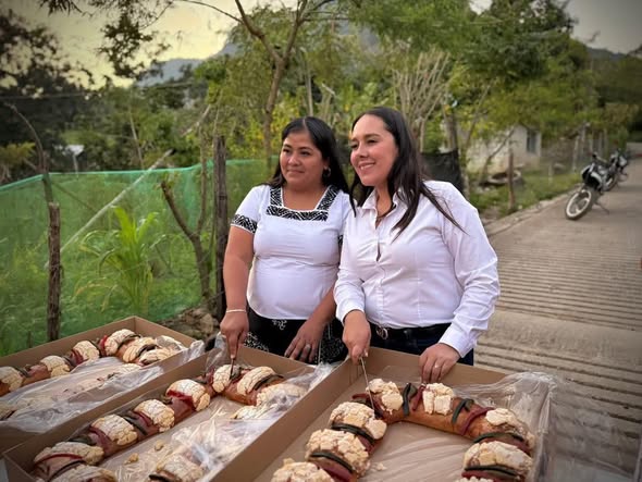 Yocelyn Tovar visita Huehuetla, comparte rosca de reyes con los habitantes de Santa Inés