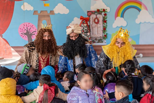 Rosca de Reyes lleva alegría a niñas y niños de diversas comunidades de Tepeji