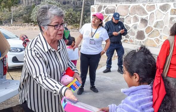 DIF Tula entrega juguetes a niñas y niños de Xiteje de la Reforma
