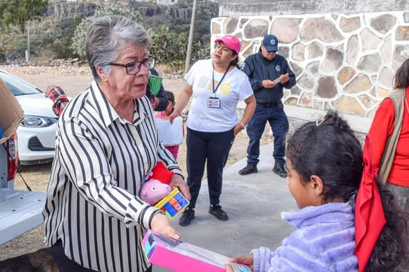 DIF Tula entrega juguetes a niñas y niños de Xiteje de la Reforma