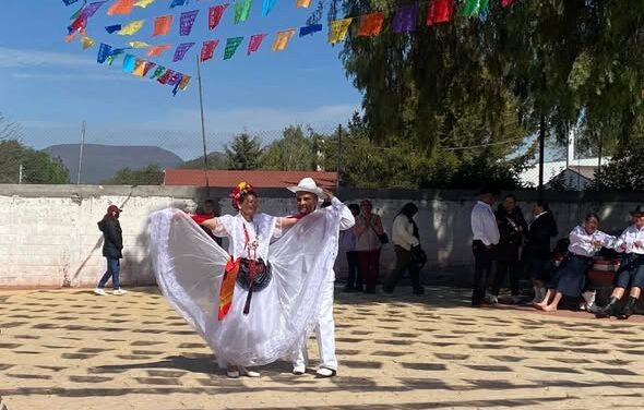 Ballet Folklórico de la Casa del Adulto Mayor de Atotonilco de Tula, presente en la Feria Guadalupana