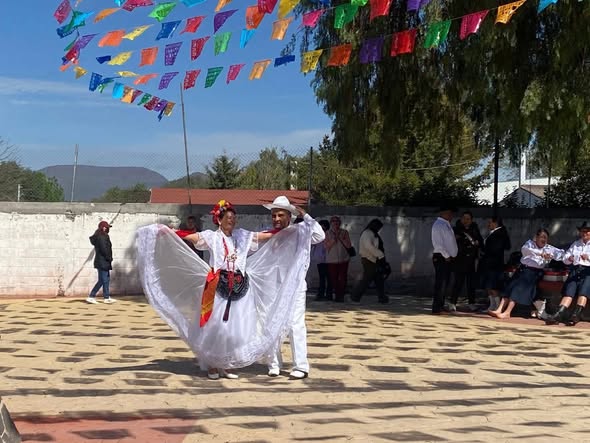 Ballet Folklórico de la Casa del Adulto Mayor de Atotonilco de Tula, presente en la Feria Guadalupana