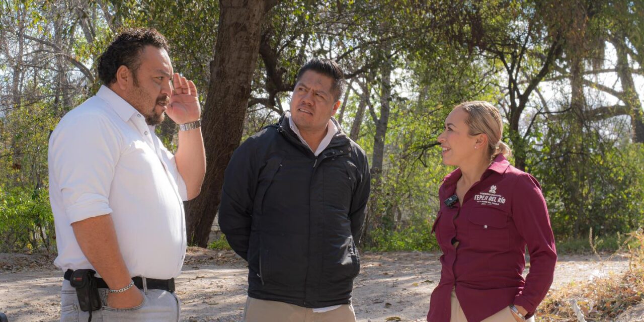 Realizan trabajos de reparación y rehabilitación de la rejilla pluvial ubicada en la calle Plan de Ayala en Tepeji