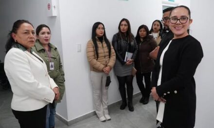 Yocelyn Tovar visita clínica de hemodiálisis en Huehuetoca