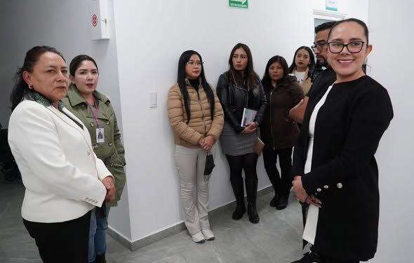 Yocelyn Tovar visita clínica de hemodiálisis en Huehuetoca