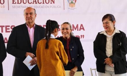 Entregan lentes a alumnas y alumnos de la Técnica 12 en Tepeji