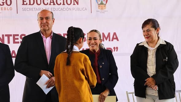 Entregan lentes a alumnas y alumnos de la Técnica 12 en Tepeji