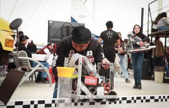 Julio Menchaca consolida formación de hidalguenses en áreas STEM