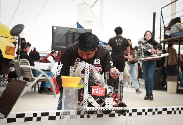 Julio Menchaca consolida formación de hidalguenses en áreas STEM