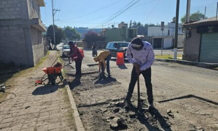 Realizan trabajos de bacheo en la colonia Noxtongo
