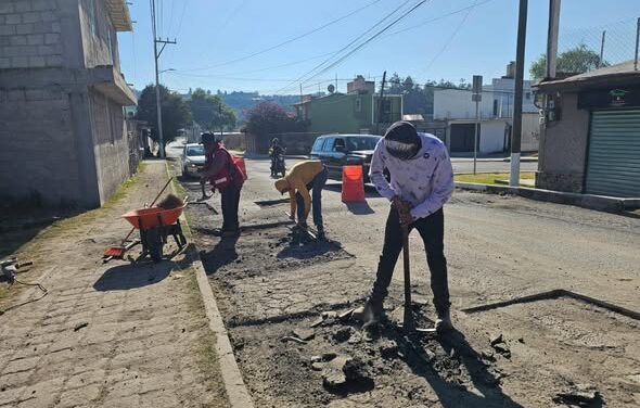 Realizan trabajos de bacheo en la colonia Noxtongo