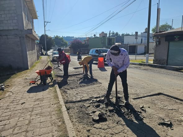 Realizan trabajos de bacheo en la colonia Noxtongo