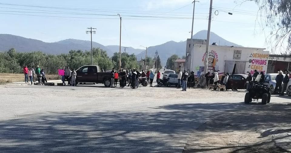 Vecinos de Atotonilco de Tula exígen conclusión de obra carretera