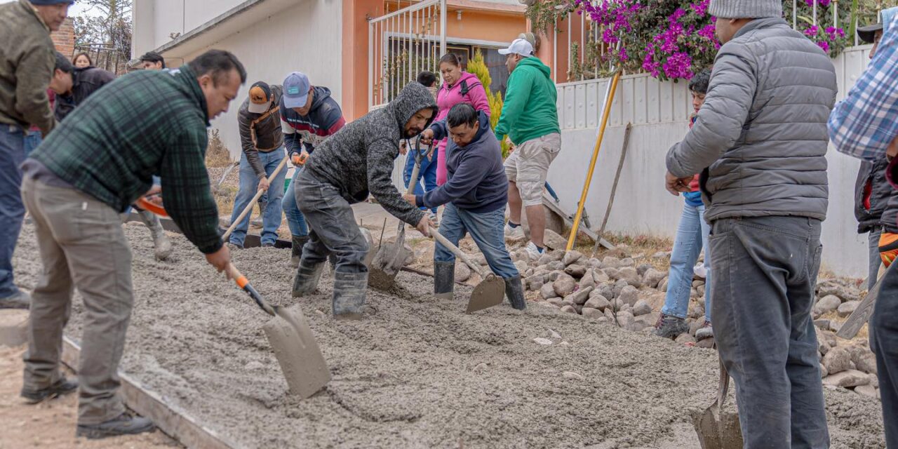 Entregan dos ollas de concreto a vecinos de la calle La Poza en Santa Ana Azcapotzaltongo