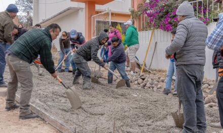 Entregan dos ollas de concreto a vecinos de la calle La Poza en Santa Ana Azcapotzaltongo