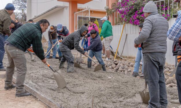Entregan dos ollas de concreto a vecinos de la calle La Poza en Santa Ana Azcapotzaltongo