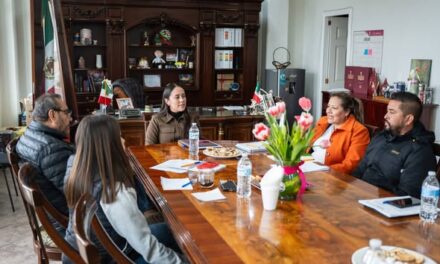 Yocelyn Tovar atiende solicitudes de vecinos de Texas