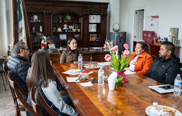 Yocelyn Tovar atiende solicitudes de vecinos de Texas