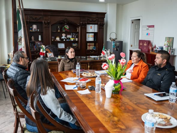 Yocelyn Tovar atiende solicitudes de vecinos de Texas