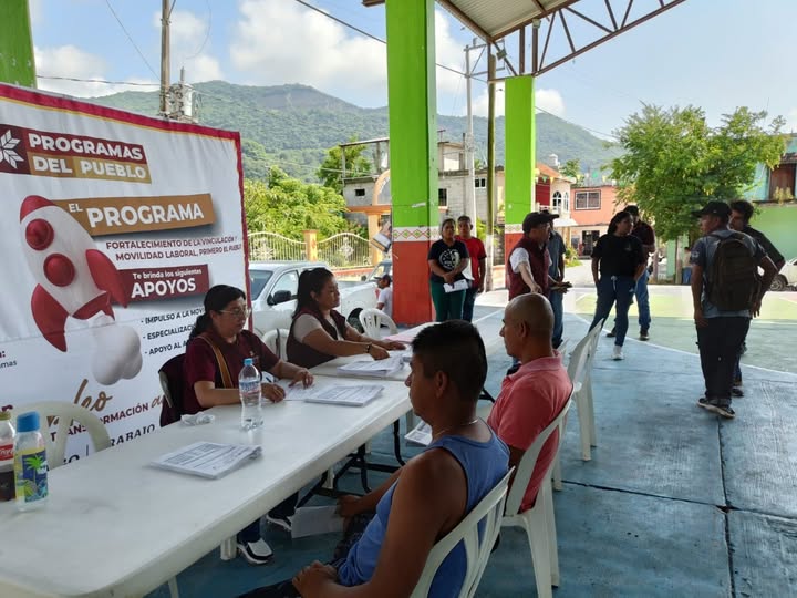 Colocan 42 trabajadores del campo en empresas nacionales para el cultivo y cosecha de frutas