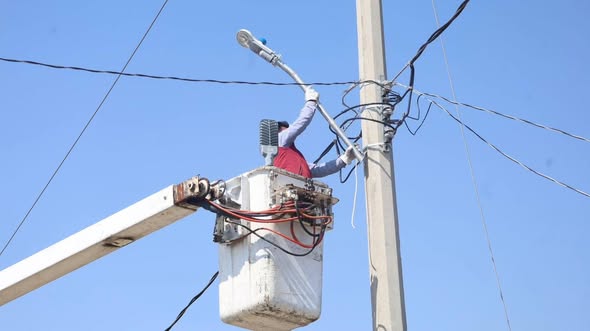 Reemplazan y reparan luminarias en La Loma de San José Piedra Gorda