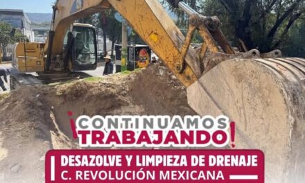 La Comisión de agua de Tepeji del Río realiza trabajos de desazolve en la calle Revolución Mexicana