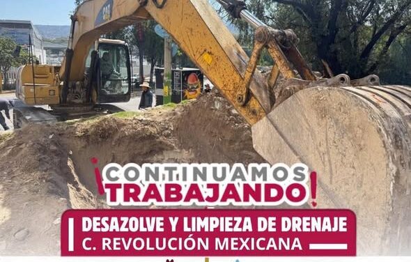 La Comisión de agua de Tepeji del Río realiza trabajos de desazolve en la calle Revolución Mexicana