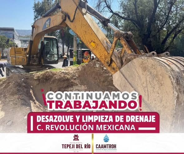La Comisión de agua de Tepeji del Río realiza trabajos de desazolve en la calle Revolución Mexicana