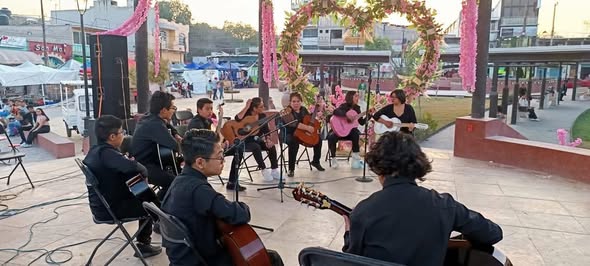 Festejan el día del amor y la amistad con presentaciones musicales en el centro de Atotonilco de Tula
