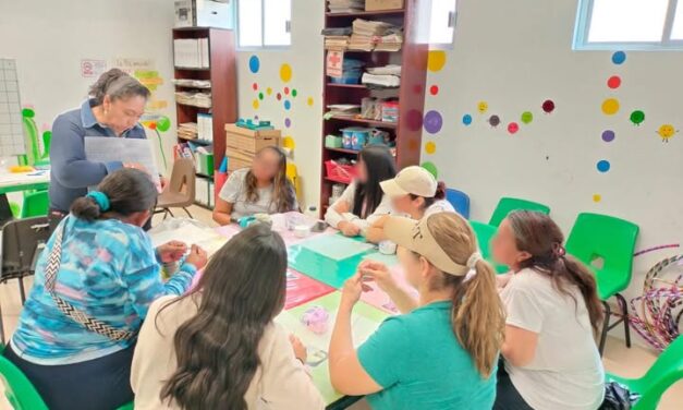 Se llevó a cabo taller de elaboración de bolsas de rafia en el DIF Quma