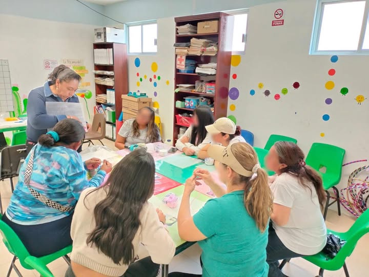 Se llevó a cabo taller de elaboración de bolsas de rafia en el DIF Quma