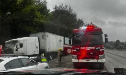 Bomberos de Tepeji atienden incendio de un tractocamión