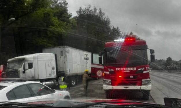 Bomberos de Tepeji atienden incendio de un tractocamión