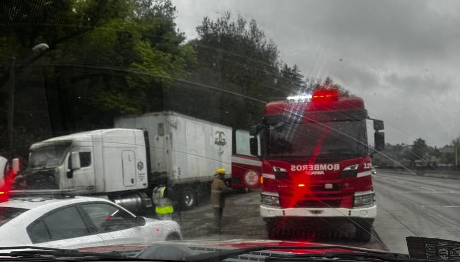Bomberos de Tepeji atienden incendio de un tractocamión