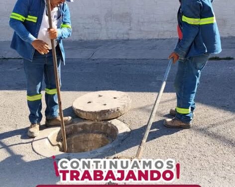 Personal de CAAMTROH realiza labores de desazolve en la red de drenaje del El Paríso