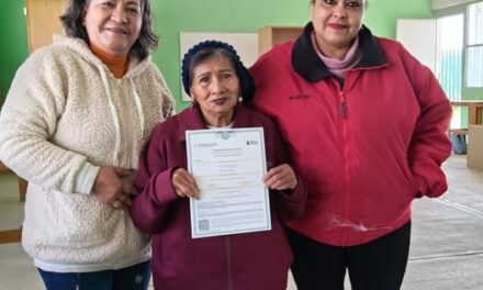 Integrante del grupo Jóvenes de Plata recibe su certificado de educación primaria por parte del INEA.