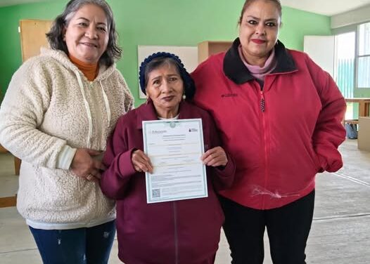 Integrante del grupo Jóvenes de Plata recibe su certificado de educación primaria por parte del INEA.