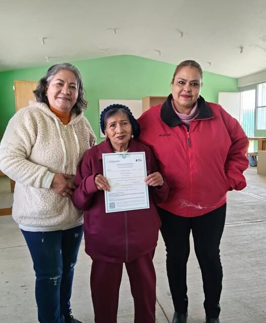 Integrante del grupo Jóvenes de Plata recibe su certificado de educación primaria por parte del INEA.