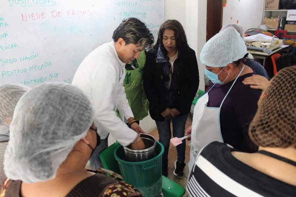 Fomentan el emprendimiento en Atotonilco de Tula con curso de elaboración de nieve artesanal