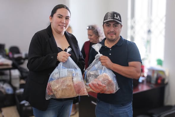 Más atotonilquenses se benefician con paquetes de carne a bajo costo