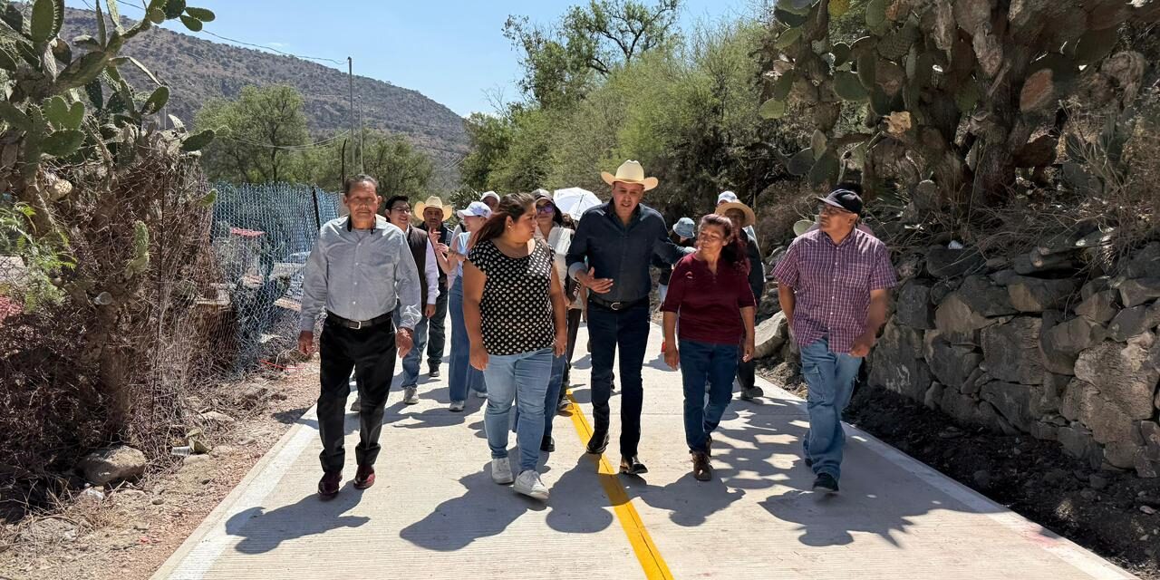 Cristhian Martínez realiza recorrido por la colonia San Lucas Teacalco