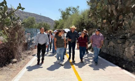 Cristhian Martínez realiza recorrido por la colonia San Lucas Teacalco