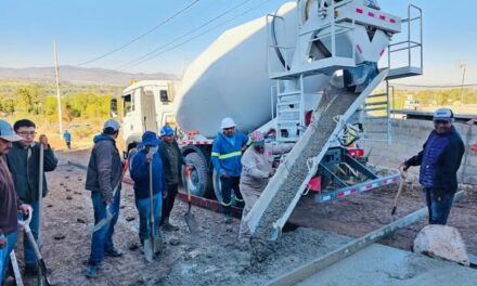 Gobierno de Tepeji entregan tres ollas de concreto a vecinos de la calle Lázaro Cárdenas