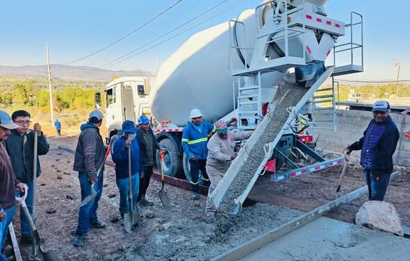 Gobierno de Tepeji entregan tres ollas de concreto a vecinos de la calle Lázaro Cárdenas