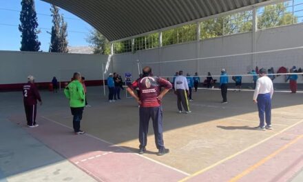 Adultos mayores de Atotonilco de Tula participan en encuentro amistoso de cachibol