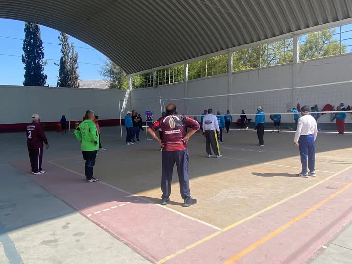 Adultos mayores de Atotonilco de Tula participan en encuentro amistoso de cachibol