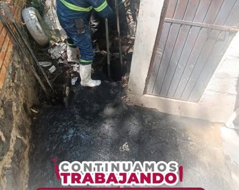 Comisión de Agua Tepeji realiza mantenimiento preventivo en la pozo de visita de la comunidad de Santa María Quelites