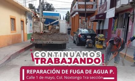 Personal de la comisión de Agua de Tepeji realiza trabajos de reparación de fuga en la zona centro del municipio